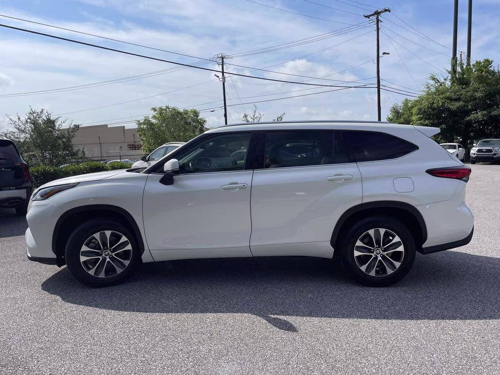 2020 Blizzard Pearl Toyota Highlander XLE FWD SUV