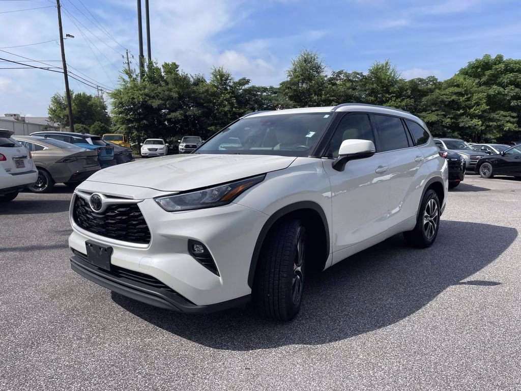 2020 Blizzard Pearl Toyota Highlander XLE FWD SUV