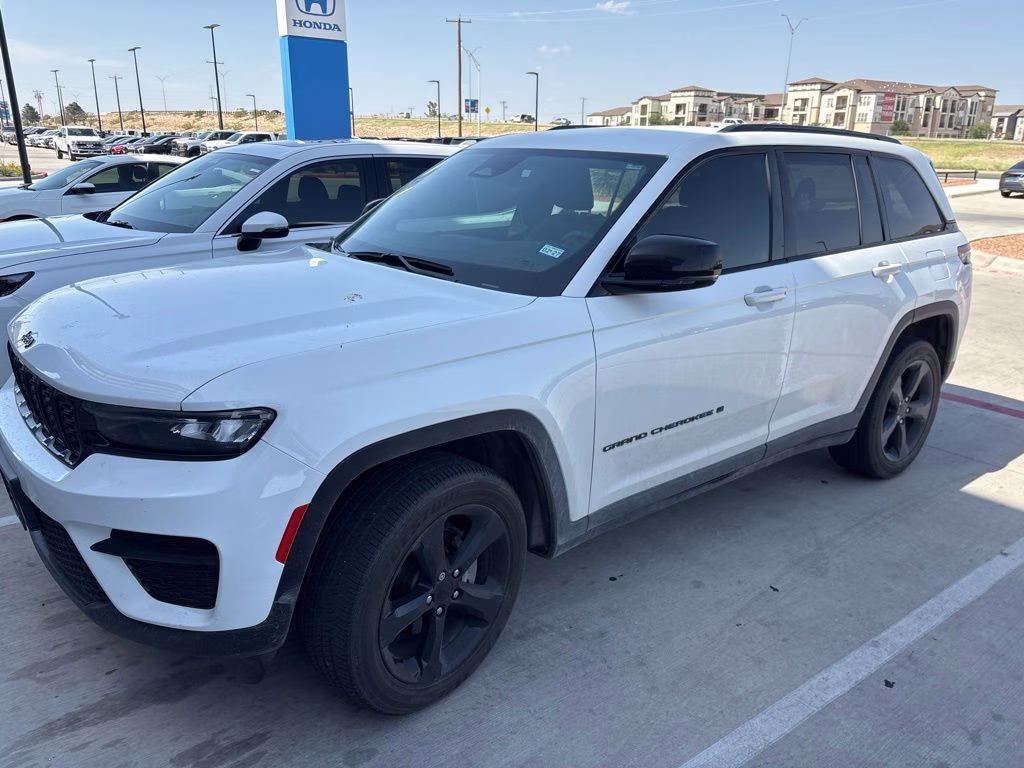 2023 Jeep Grand Cherokee Altitude's photo