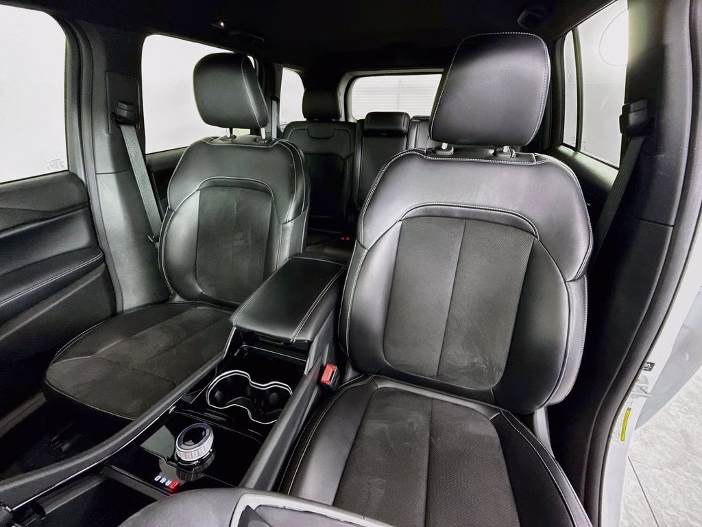 2023 Bright White Clearcoat Jeep Grand Cherokee Altitude RWD SUV