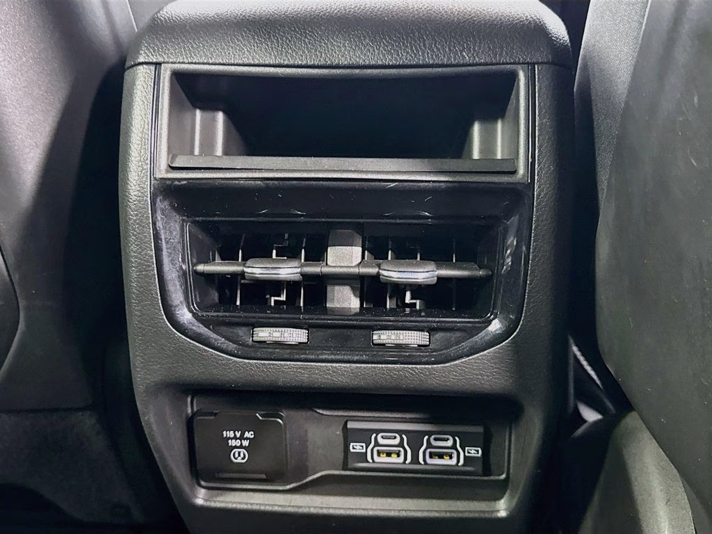 2023 Bright White Clearcoat Jeep Grand Cherokee Altitude RWD SUV