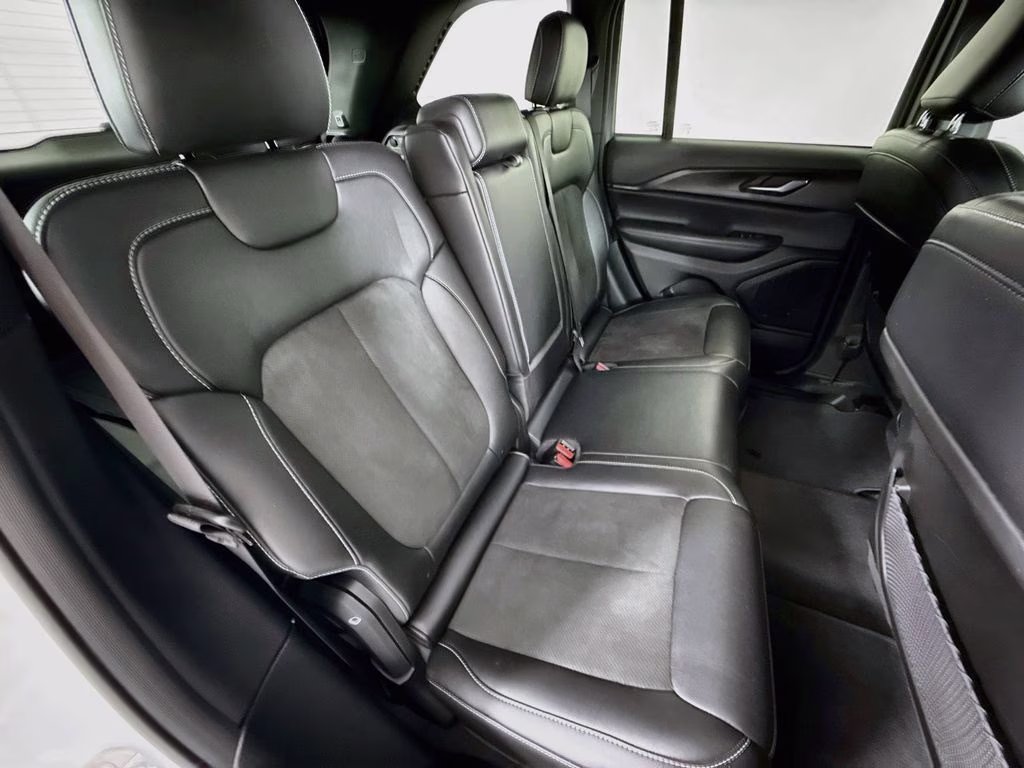 2023 Bright White Clearcoat Jeep Grand Cherokee Altitude RWD SUV