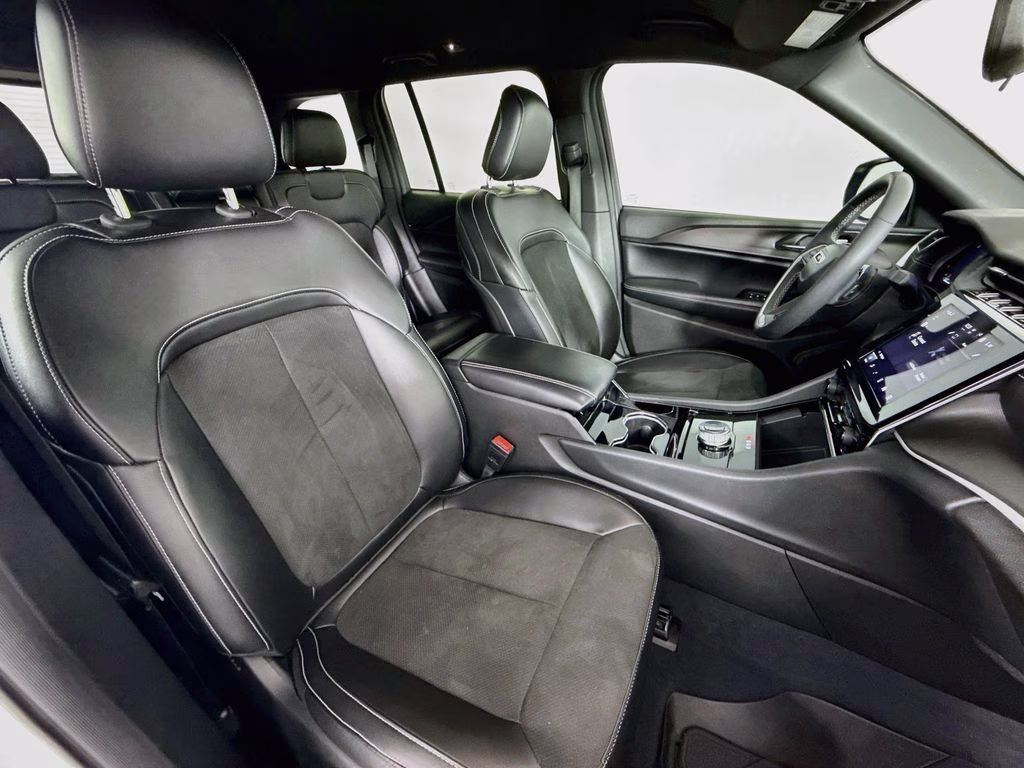 2023 Bright White Clearcoat Jeep Grand Cherokee Altitude RWD SUV