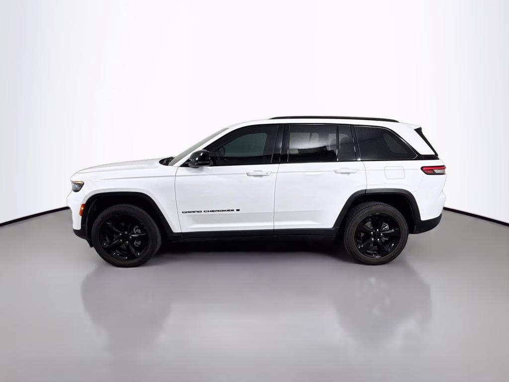 2023 Bright White Clearcoat Jeep Grand Cherokee Altitude RWD SUV