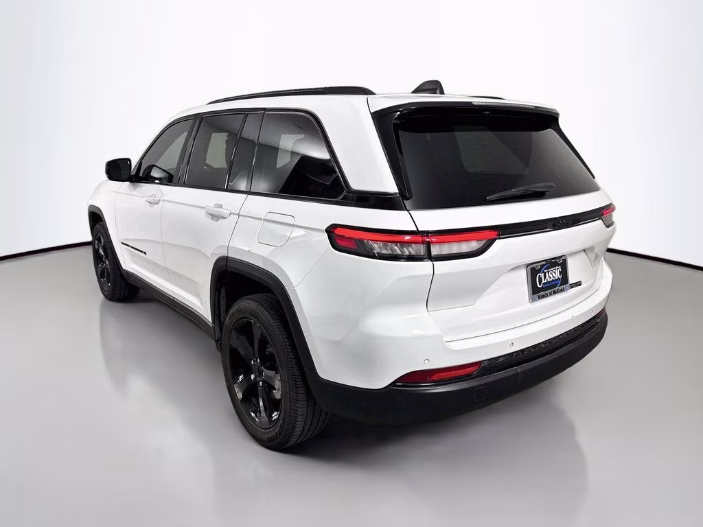 2023 Bright White Clearcoat Jeep Grand Cherokee Altitude RWD SUV