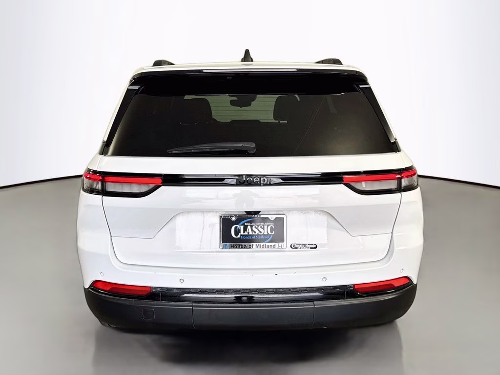 2023 Bright White Clearcoat Jeep Grand Cherokee Altitude RWD SUV