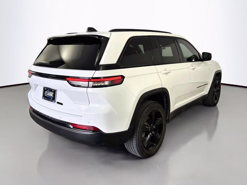 2023 Bright White Clearcoat Jeep Grand Cherokee Altitude RWD SUV