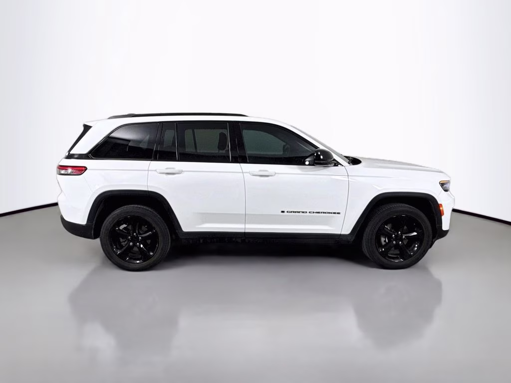 2023 Bright White Clearcoat Jeep Grand Cherokee Altitude RWD SUV