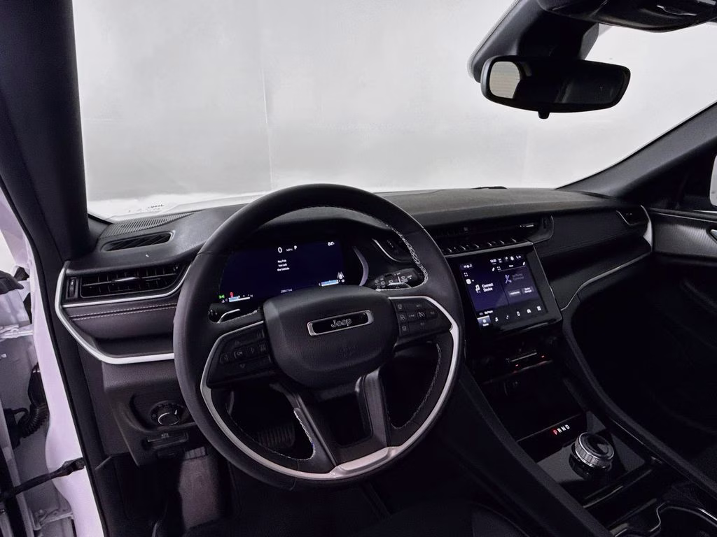 2023 Bright White Clearcoat Jeep Grand Cherokee Altitude RWD SUV