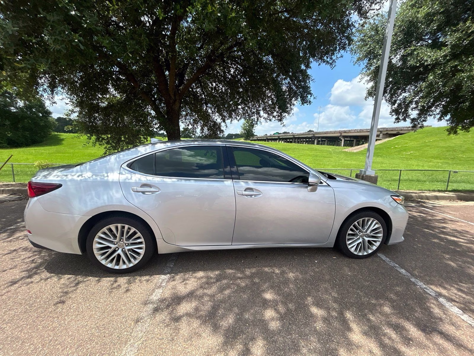 2016 Silver Lexus ES 350 FWD Sedan