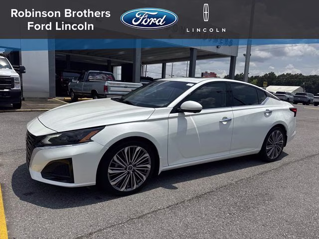 2024 Pearl White Nissan Altima 2.5 SL FWD Sedan