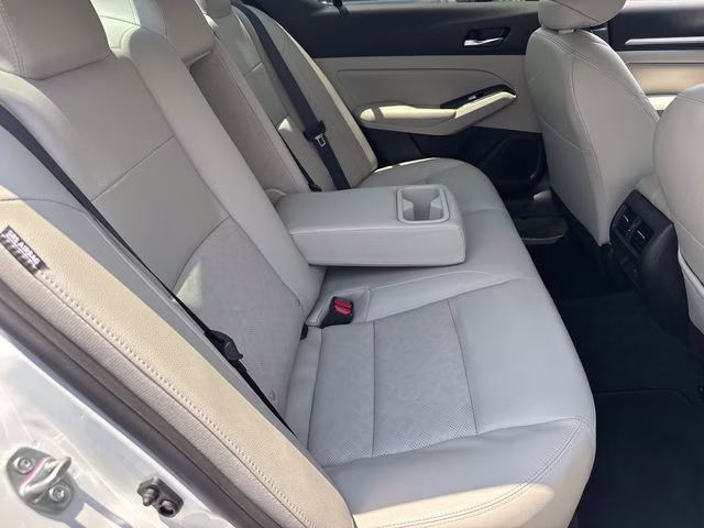 2024 Pearl White Nissan Altima 2.5 SL FWD Sedan