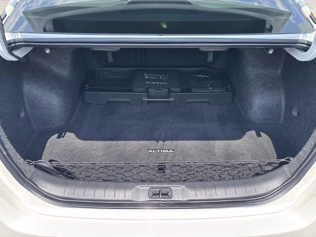2024 Pearl White Nissan Altima 2.5 SL FWD Sedan