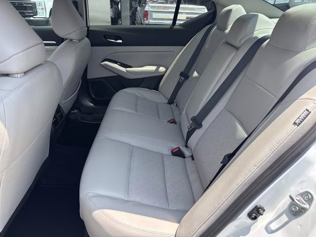 2024 Pearl White Nissan Altima 2.5 SL FWD Sedan