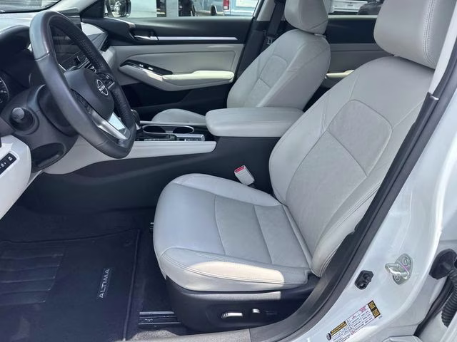 2024 Pearl White Nissan Altima 2.5 SL FWD Sedan