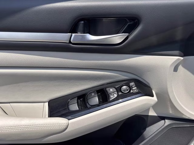 2024 Pearl White Nissan Altima 2.5 SL FWD Sedan