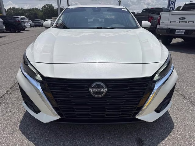 2024 Pearl White Nissan Altima 2.5 SL FWD Sedan