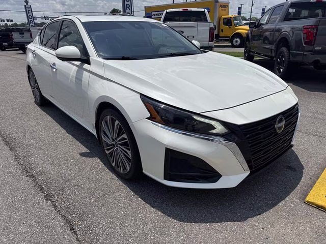 2024 Pearl White Nissan Altima 2.5 SL FWD Sedan