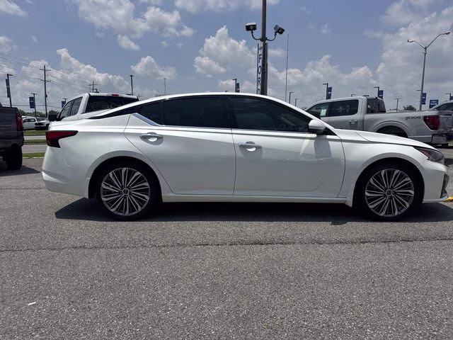 2024 Pearl White Nissan Altima 2.5 SL FWD Sedan