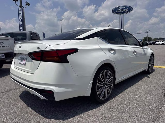 2024 Pearl White Nissan Altima 2.5 SL FWD Sedan