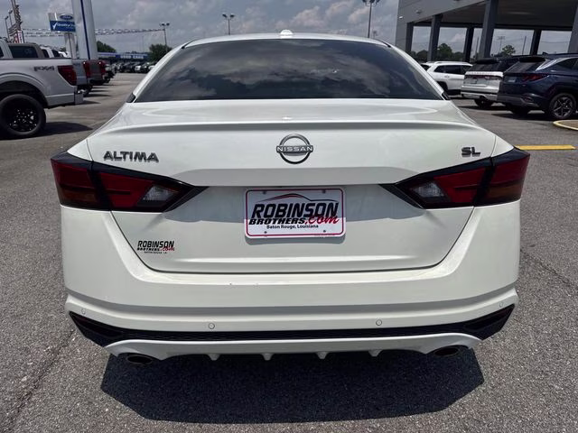 2024 Pearl White Nissan Altima 2.5 SL FWD Sedan