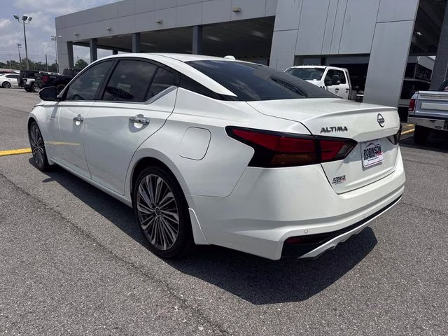 2024 Pearl White Nissan Altima 2.5 SL FWD Sedan