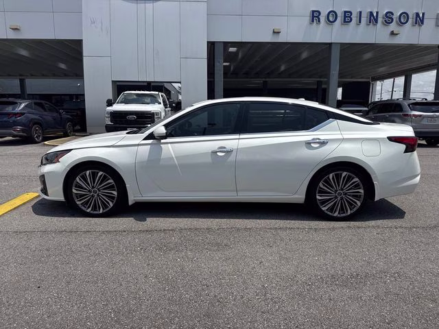 2024 Pearl White Nissan Altima 2.5 SL FWD Sedan