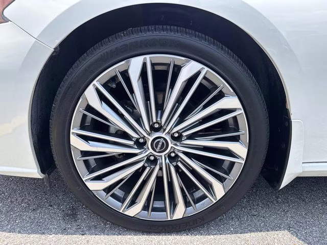 2024 Pearl White Nissan Altima 2.5 SL FWD Sedan