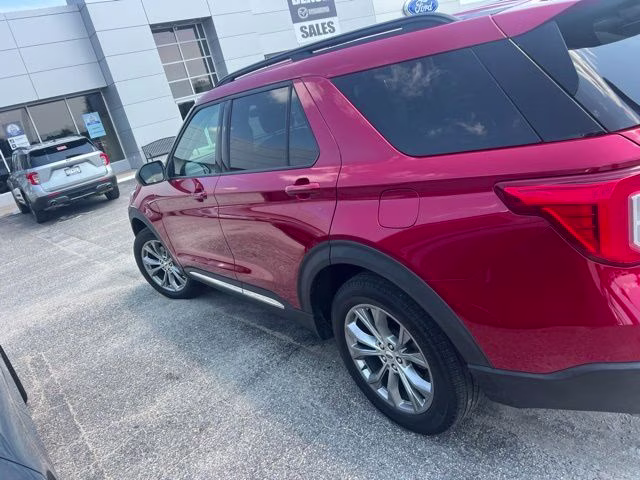 2022 Rapid Red Metallic Tinted Clearcoat Ford Explorer XLT 4X4 SUV