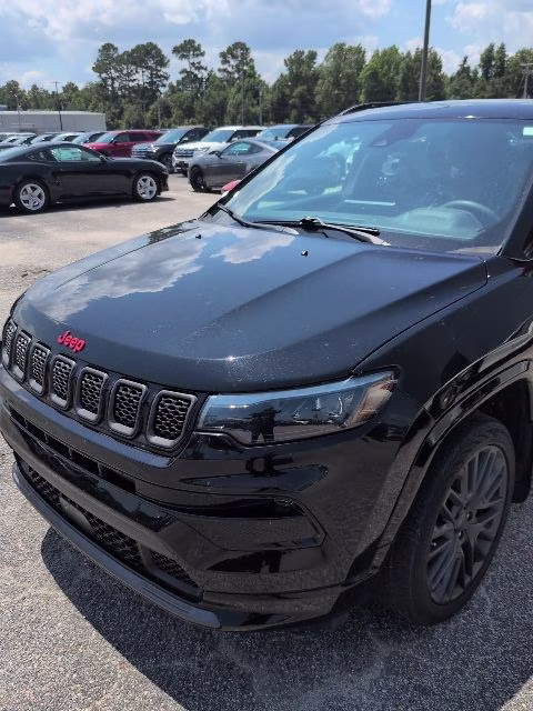 2023 Diamond Black Crystal Pearlcoat Jeep Compass Limited 4X4 SUV
