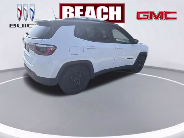2022 Bright White Clearcoat Jeep Compass Altitude FWD SUV