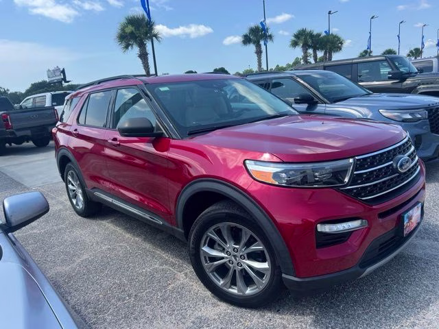 2022 Rapid Red Metallic Tinted Clearcoat Ford Explorer XLT 4X4 SUV