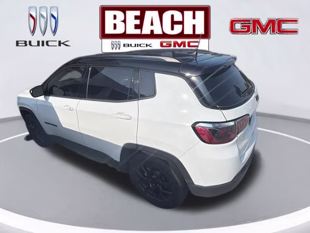 2022 Bright White Clearcoat Jeep Compass Altitude FWD SUV