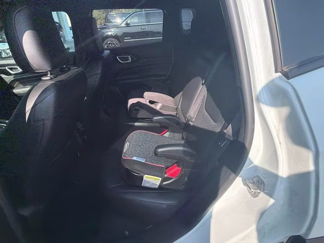 2022 Bright White Clearcoat Jeep Compass Altitude FWD SUV