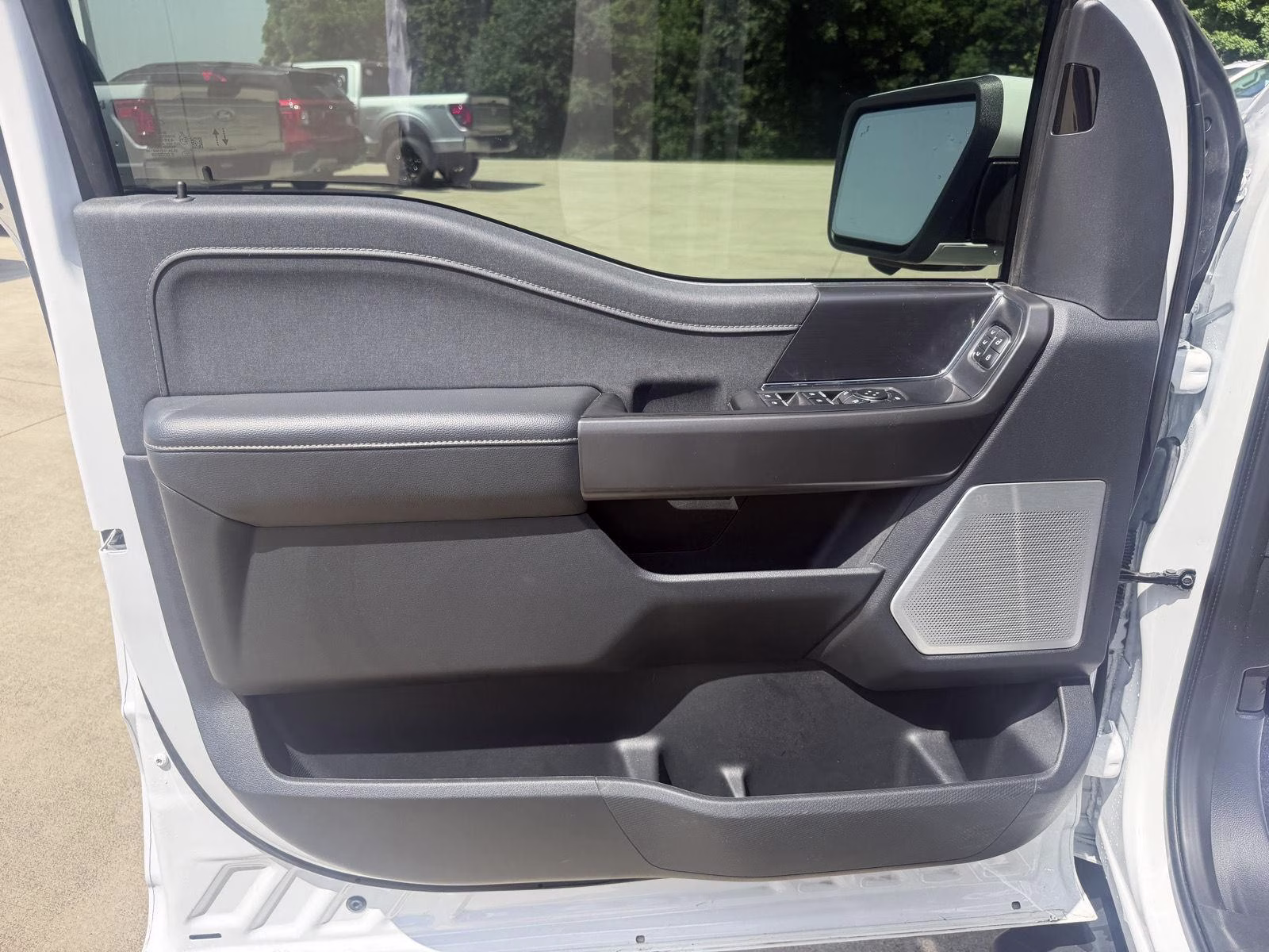 2024 Oxford White Ford F-150 LARIAT 4X4 Truck