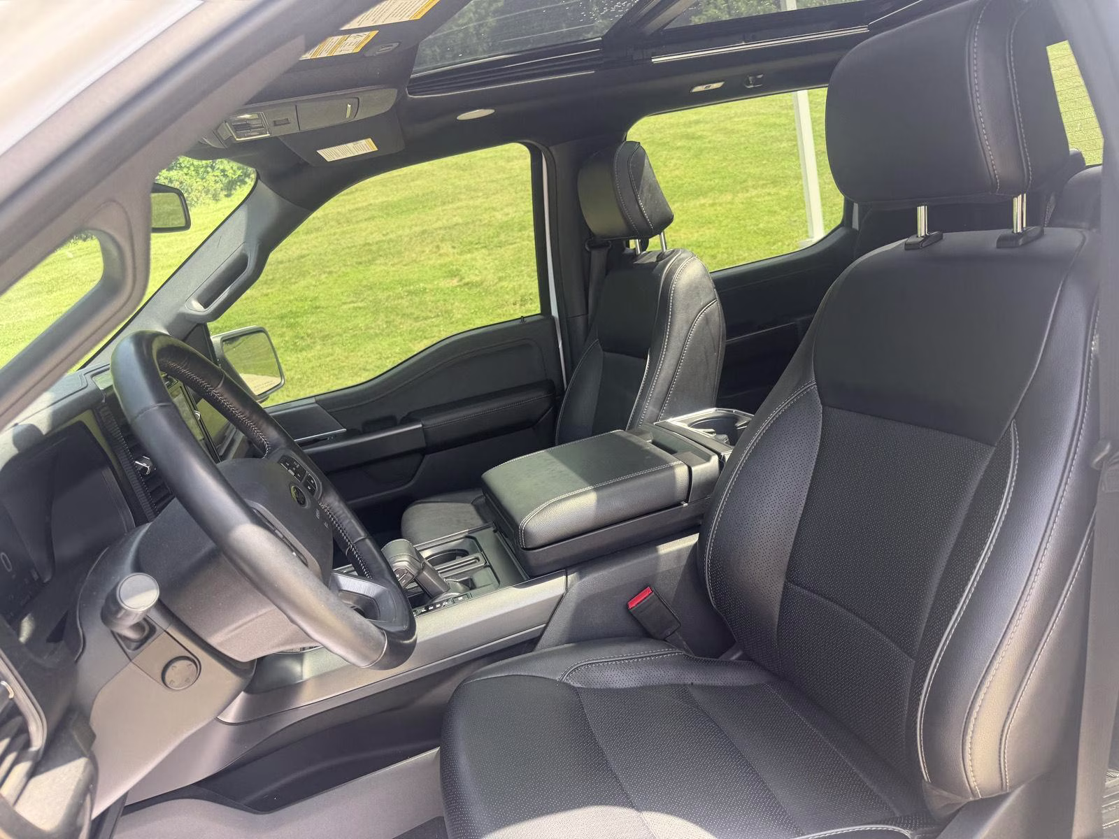 2024 Oxford White Ford F-150 LARIAT 4X4 Truck