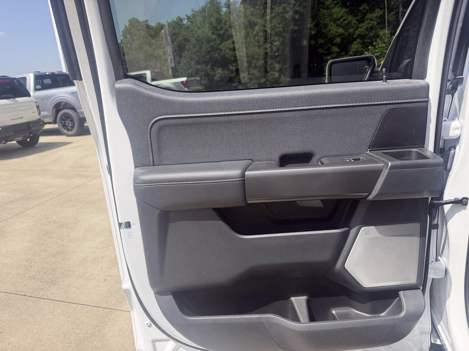 2024 Oxford White Ford F-150 LARIAT 4X4 Truck