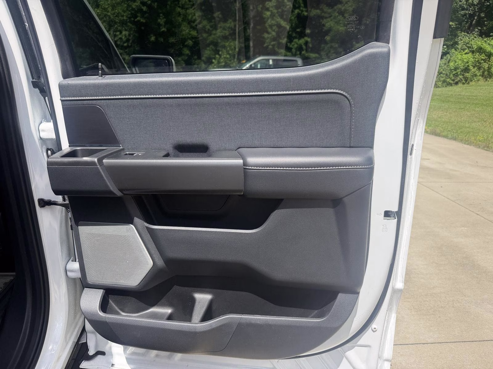 2024 Oxford White Ford F-150 LARIAT 4X4 Truck