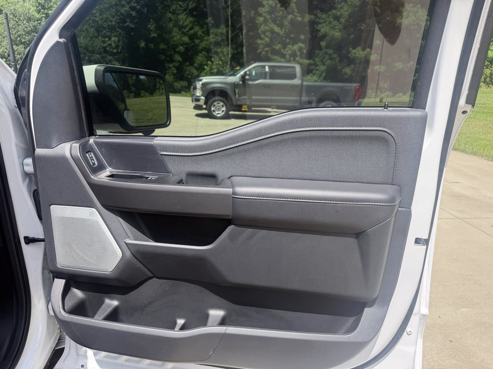 2024 Oxford White Ford F-150 LARIAT 4X4 Truck
