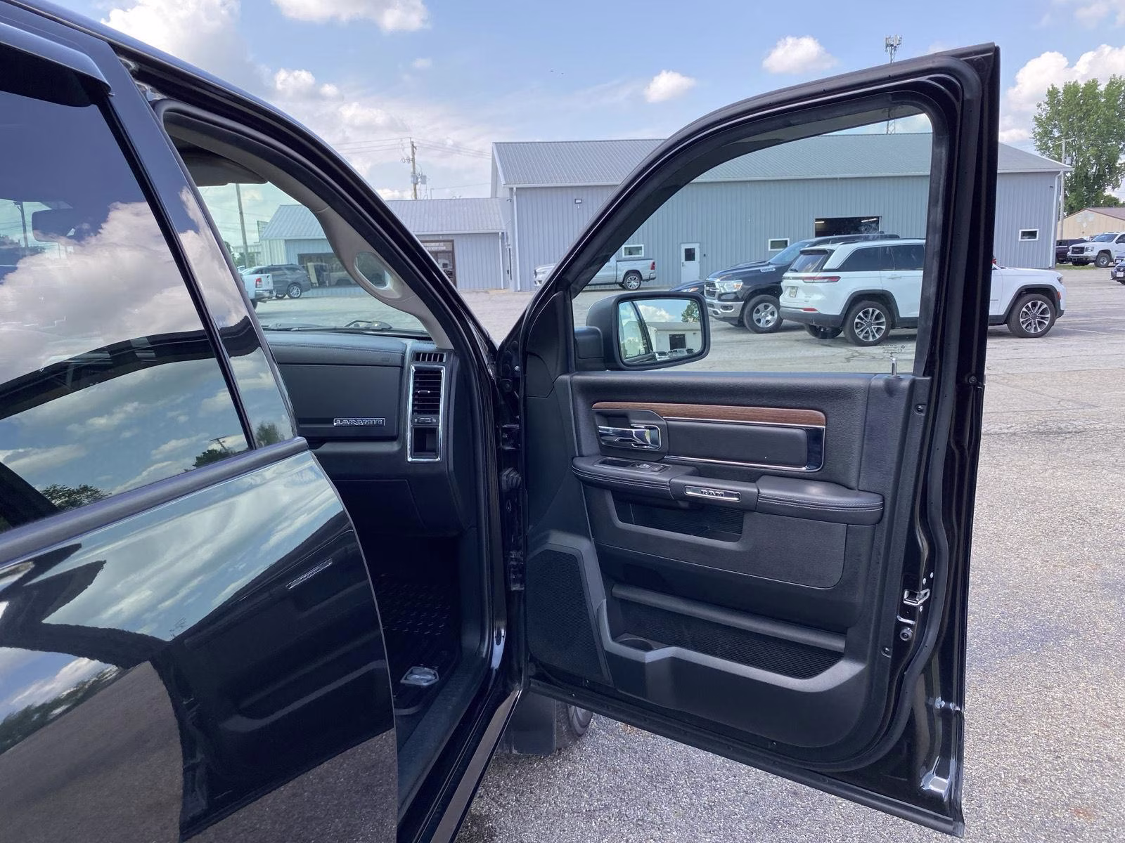 2017 Brilliant Black Crystal Pearlcoat Ram 1500 Laramie 4X4 Truck