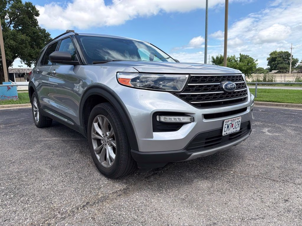 2022 Silver Metallic Ford Explorer XLT 4X4 SUV