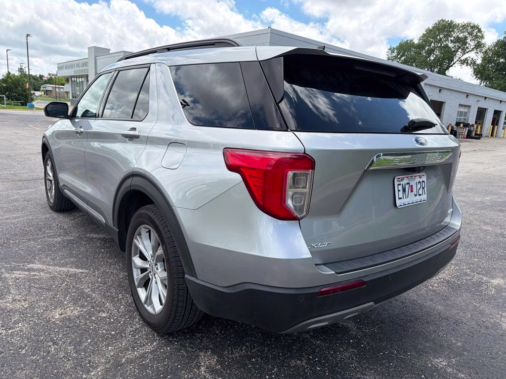 2022 Silver Metallic Ford Explorer XLT 4X4 SUV