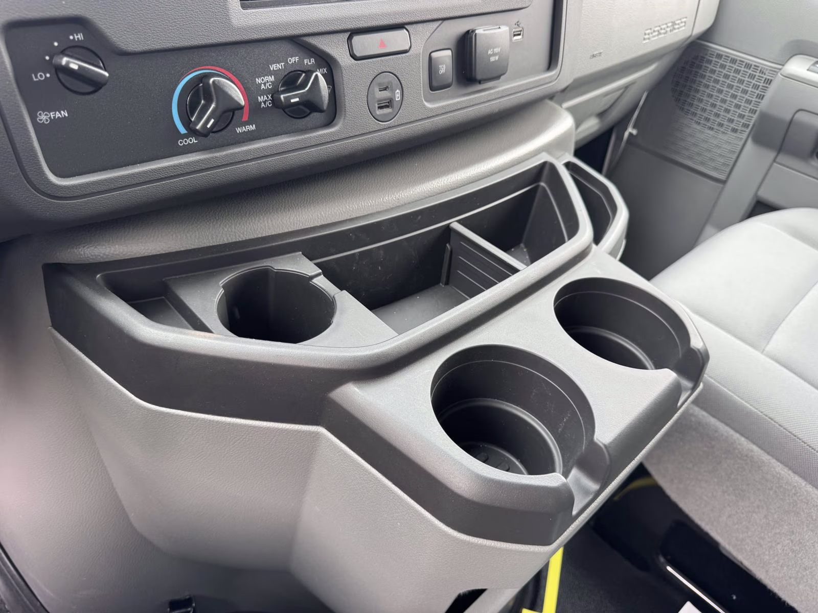 2027 Oxford White Ford E-Series Cutaway Base RWD Specialty Vehicle
