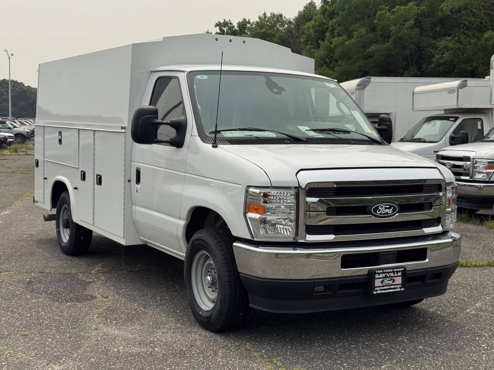 2027 Oxford White Ford E-Series Cutaway Base RWD Specialty Vehicle