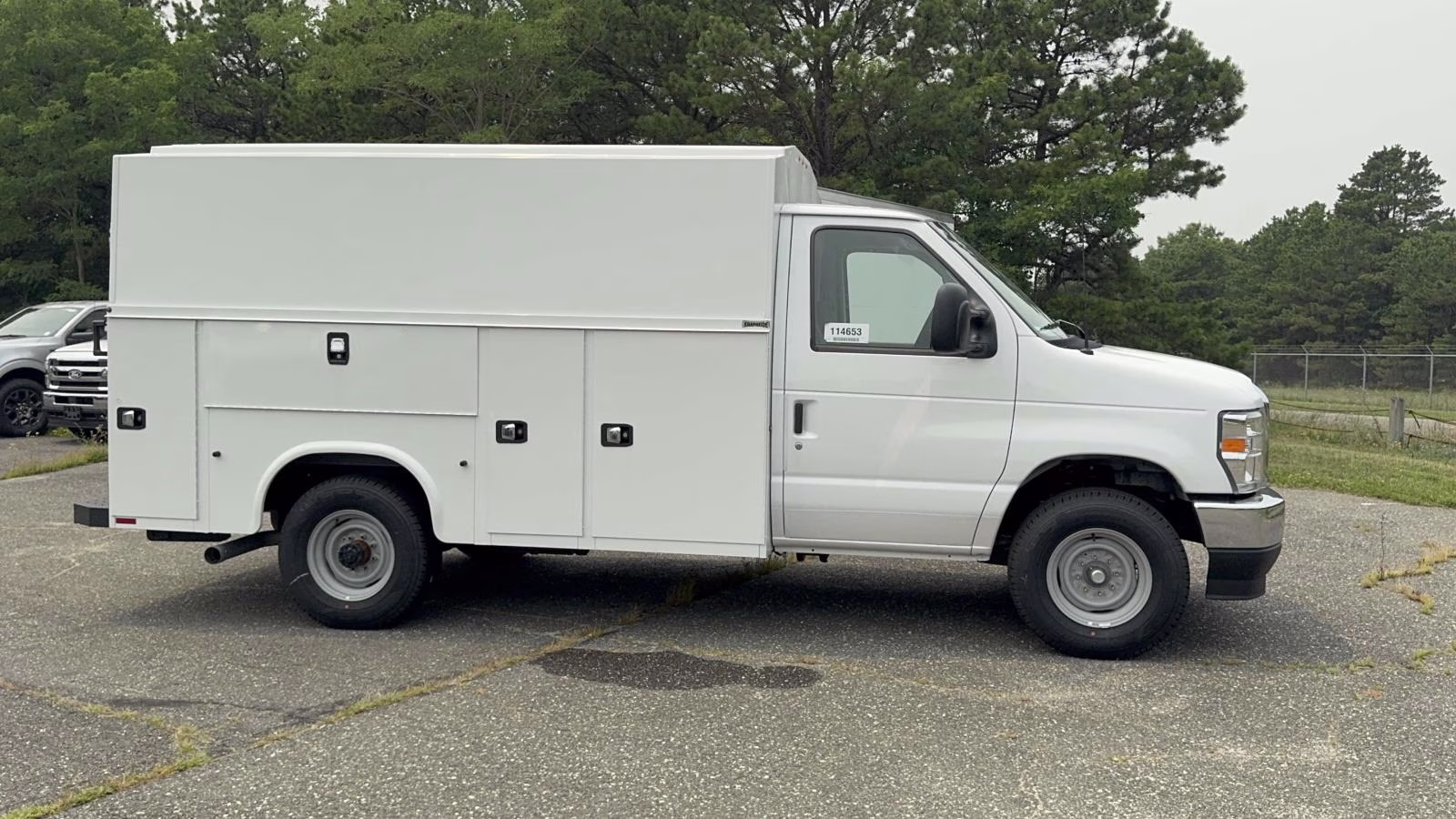 2027 Oxford White Ford E-Series Cutaway Base RWD Specialty Vehicle