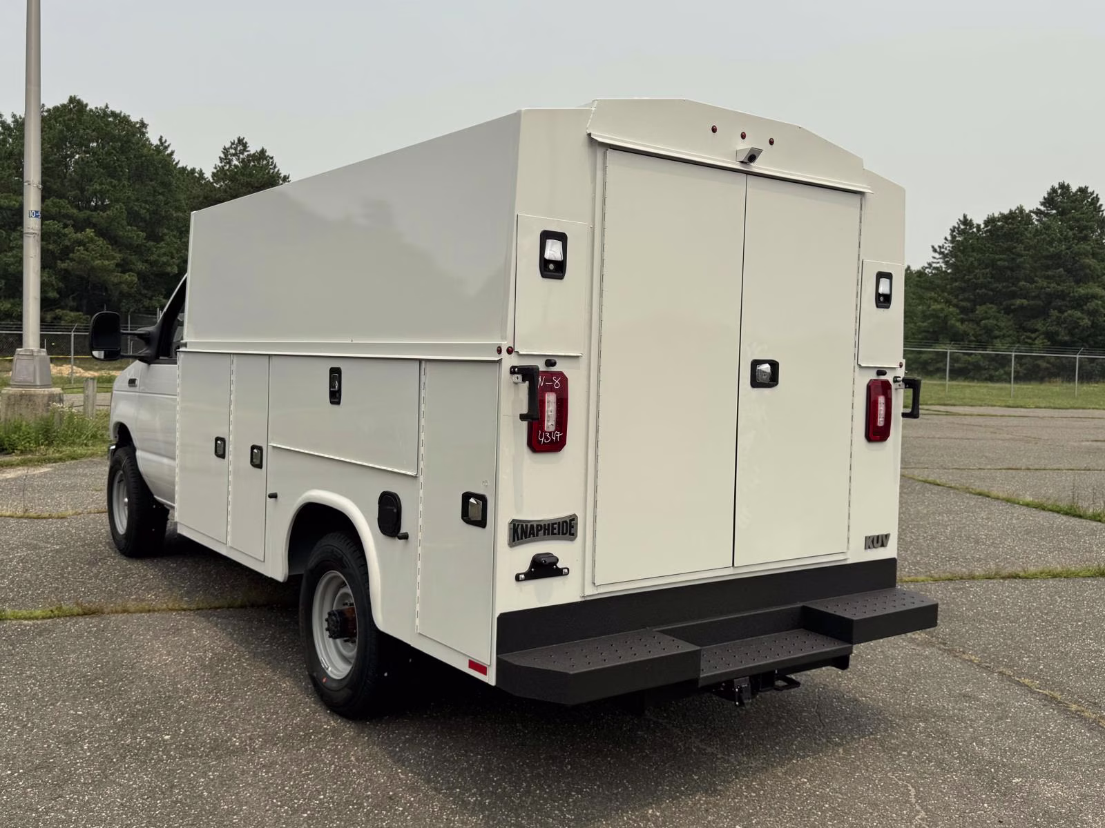 2027 Oxford White Ford E-Series Cutaway Base RWD Specialty Vehicle