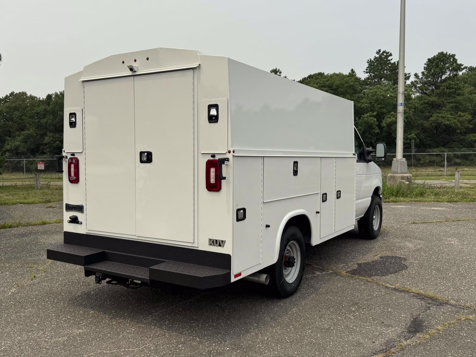 2027 Oxford White Ford E-Series Cutaway Base RWD Specialty Vehicle