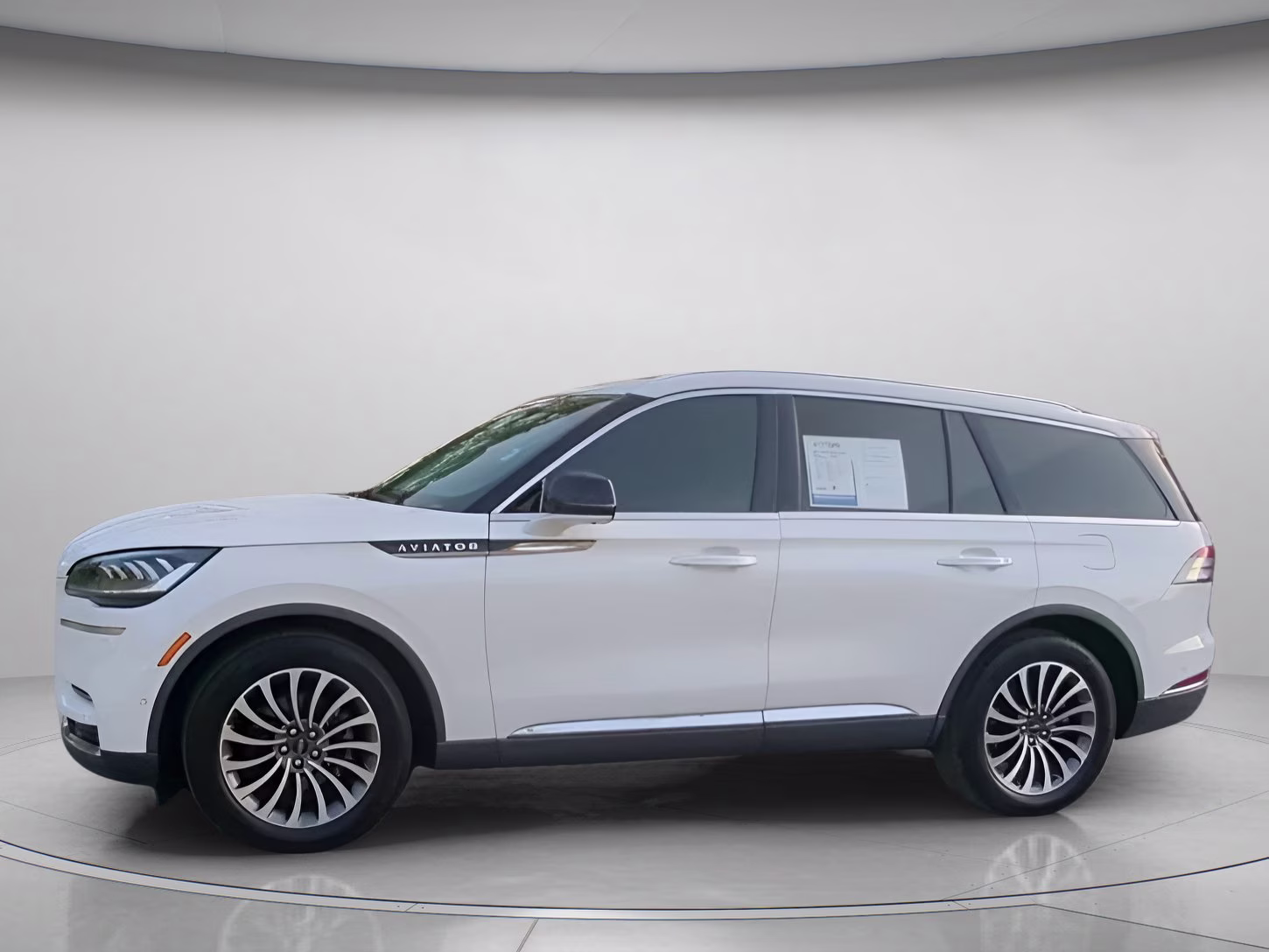 2023 Pristine White Metallic Tri-Coat Lincoln Aviator Reserve RWD SUV