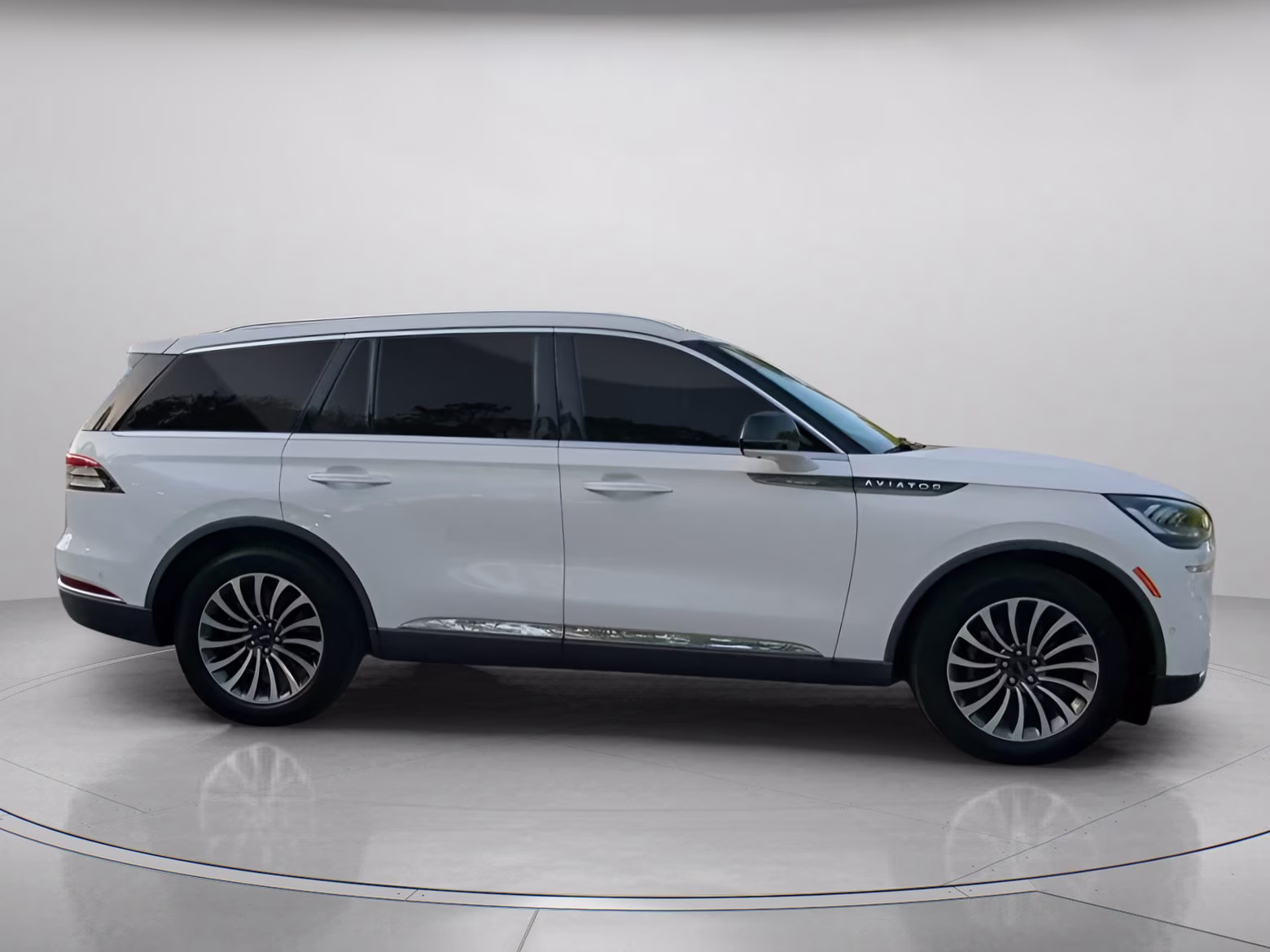 2023 Pristine White Metallic Tri-Coat Lincoln Aviator Reserve RWD SUV