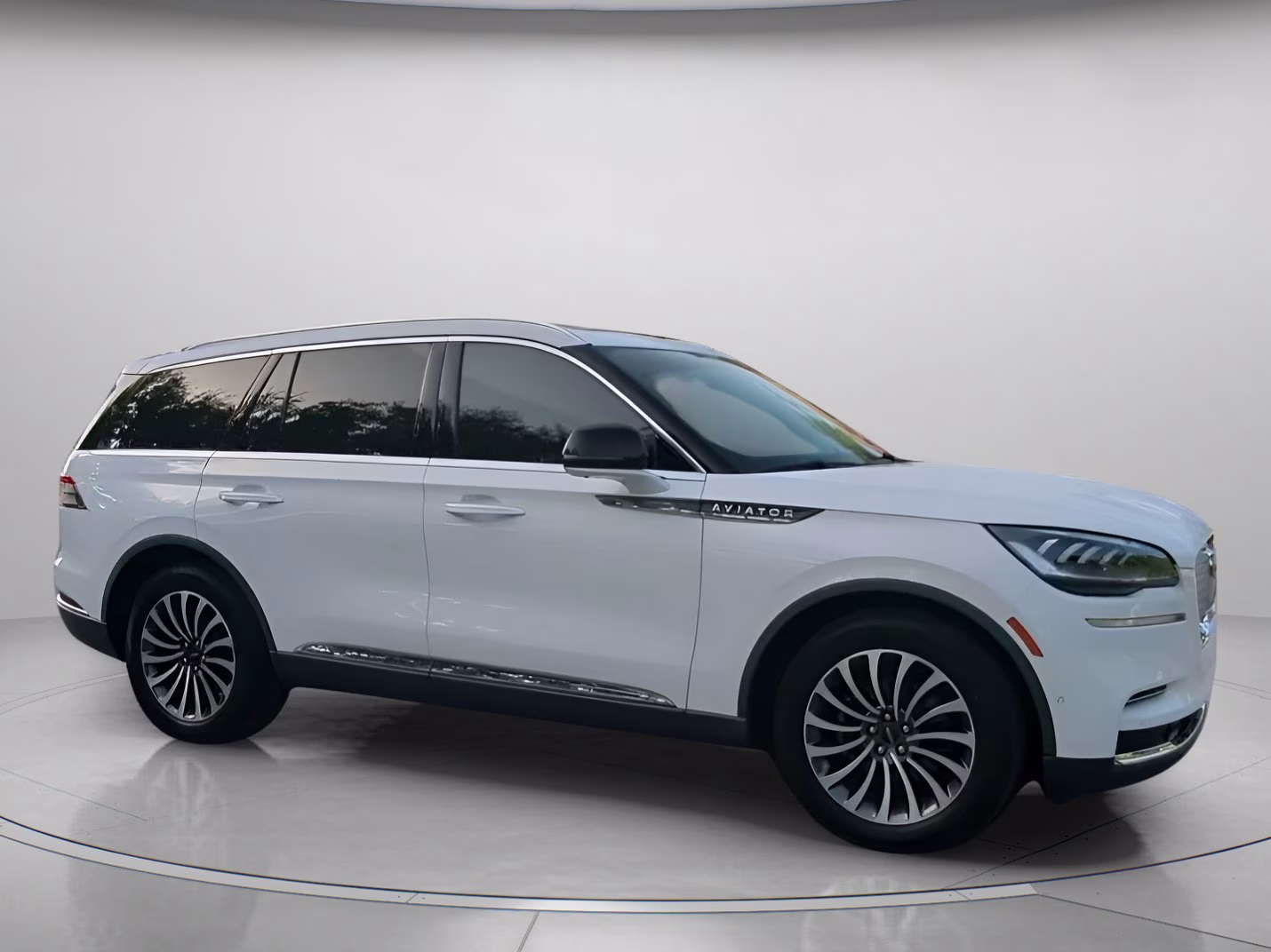2023 Pristine White Metallic Tri-Coat Lincoln Aviator Reserve RWD SUV